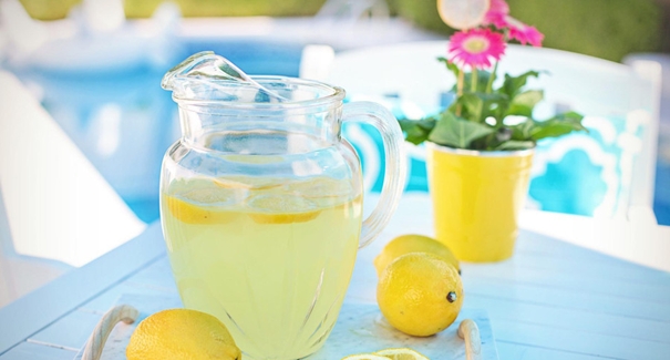 Džbán s citrónovou vodou